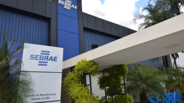 Fachada do prédio do Sebrae em Brasília, com logotipo da instituição em destaque, entrada moderna, estrutura azul e branca e vegetação ornamental ao redor. Foto: Divulgação/Sebrae-DF