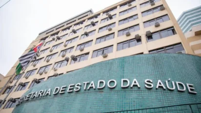 Fachada do prédio da Secretaria de Estado da Saúde de São Paulo com bandeiras hasteadas e nome da instituição em destaque. Foto: Divulgação/SES-SP
