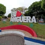 Placa decorativa com a frase “Eu amo Anguera” em área ajardinada, cercada por árvores e estrutura de praça pública. Foto: Divulgação/Governo da Bahia