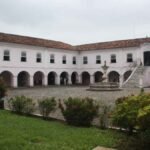 Prédio histórico do Arquivo Público do Estado da Bahia, em Salvador, com fachada rosa e pátio interno com fonte; é gerido pela Fundação Pedro Calmon – FPC