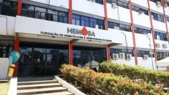 Fachada da Hemoba com letreiro Fundação de Hematologia e Hemoterapia da Bahia e entrada principal do prédio. Foto: Divulgação/Ascom/Hemoba