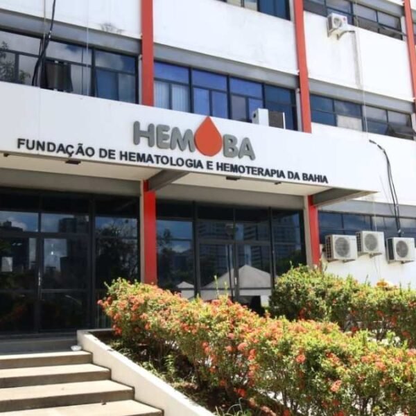 Fachada da Hemoba com letreiro Fundação de Hematologia e Hemoterapia da Bahia e entrada principal do prédio. Foto: Divulgação/Ascom/Hemoba