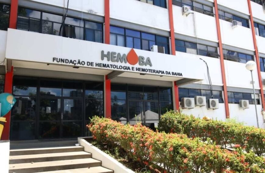 Fachada da Hemoba com letreiro Fundação de Hematologia e Hemoterapia da Bahia e entrada principal do prédio. Foto: Divulgação/Ascom/Hemoba