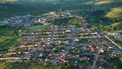 Vista aérea da cidade de Itagibá, mostrando ruas organizadas, casas com telhados avermelhados, áreas verdes e morros ao redor. Foto: Divulgação/Prefeitura de Itagibá-BA