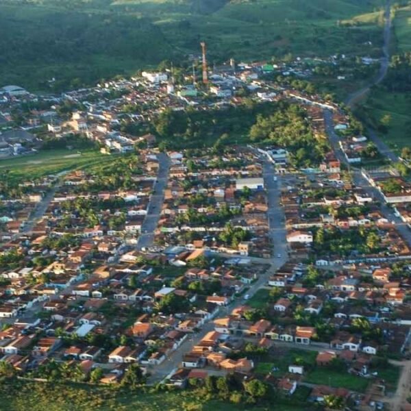 Vista aérea da cidade de Itagibá, mostrando ruas organizadas, casas com telhados avermelhados, áreas verdes e morros ao redor. Foto: Divulgação/Prefeitura de Itagibá-BA