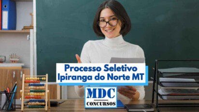 Imagem de uma mulher sorridente, usando óculos e blusa branca de gola alta, em uma sala de aula com quadro verde ao fundo. Ela segura papéis nas mãos, sugerindo que está explicando algo ou lendo uma instrução. Na mesa à frente, há um ábaco colorido, organizadores de papel e material de escritório. Sobre a imagem, há a frase “Processo Seletivo Ipiranga do Norte MT” com o logo “MDC Concursos”.