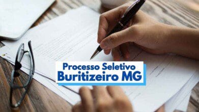 Imagem mostra uma pessoa preenchendo um formulário com uma caneta sobre uma mesa de madeira. Ao lado, há um par de óculos e um notebook parcialmente visível. No centro da imagem, há uma faixa branca com os dizeres "Processo Seletivo Buritizeiro MG" em letras azuis. A imagem remete ao contexto de concursos públicos e inscrições para processos seletivos.