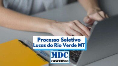 Pessoa digita em um notebook sobre uma mesa cinza, ao lado de um caderno amarelo e uma caneta prata. Sobre a imagem, há um banner com os dizeres "Processo Seletivo Lucas do Rio Verde MT" em letras azuis, acompanhado do logotipo "MDC Concursos" na parte inferior central. A imagem transmite a ideia de estudo e inscrição para concurso público ou processo seletivo.