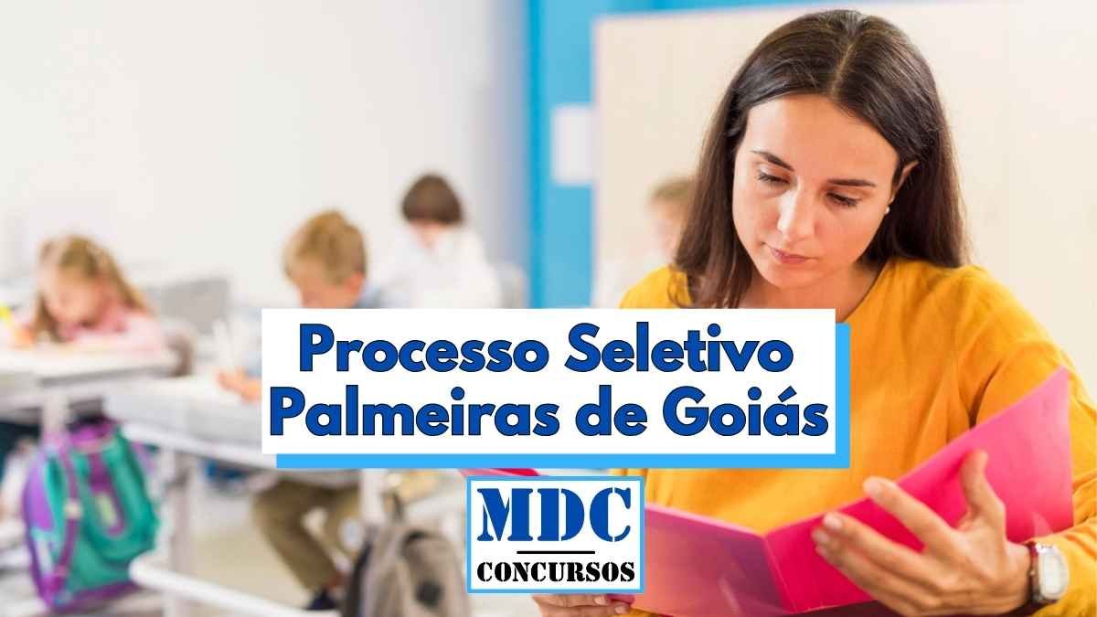 Imagem com fundo de sala de aula mostrando crianças sentadas em carteiras ao fundo, com mochilas coloridas próximas, enquanto uma mulher jovem de blusa laranja lê uma pasta rosa com atenção; no centro da imagem está o texto Processo Seletivo Palmeiras de Goiás em letras grandes azuis e abaixo o logotipo da MDC Concursos com fundo azul claro