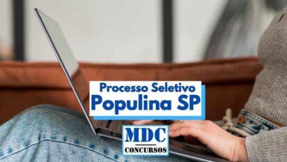 Pessoa usando notebook sentada em um sofá, com foco nas mãos digitando e no computador. Em destaque, há uma faixa com os dizeres "Processo Seletivo Populina SP" e o logotipo "MDC Concursos". A imagem transmite a ideia de inscrição online e busca de oportunidades de emprego, sugerindo que o processo seletivo pode ser feito de forma digital no município de Populina, São Paulo.