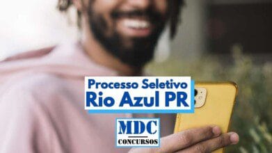 Homem sorridente segura um celular amarelo enquanto observa a tela, com o rosto parcialmente desfocado ao fundo. No centro da imagem, em destaque, há uma faixa com os dizeres "Processo Seletivo Rio Azul PR" em letras azuis, e abaixo o logotipo "MDC Concursos". A imagem transmite leveza, modernidade e foco na comunicação digital sobre concursos públicos.