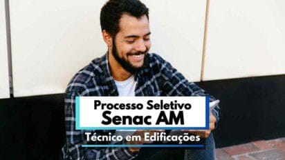 Homem jovem de barba e cabelos escuros está sentado ao ar livre, sorrindo enquanto segura um tablet. Ele veste uma camisa xadrez e camiseta branca. Ao fundo, há uma parede clara com detalhes escuros. Na imagem há um banner com os dizeres “Processo Seletivo Senac AM Técnico em Edificações”, indicando uma oportunidade de vaga no estado do Amazonas.