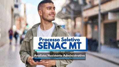 Homem jovem caminha sorridente por uma rua urbana enquanto segura o celular nas mãos. A imagem possui uma arte gráfica com os dizeres "Processo Seletivo SENAC MT" e "Analista/Assistente Administrativo", destacando a divulgação de vagas de emprego pelo Senac Mato Grosso. O fundo desfocado sugere um cenário moderno e urbano, transmitindo leveza e oportunidade profissional.