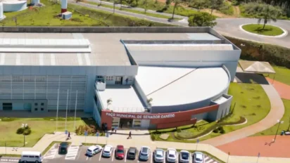 Vista aérea do Paço Municipal de Senador Canedo, prédio moderno com fachada curva, estacionamento frontal e área verde ao redor. Foto: Divulgação/Prefeitura de Senador Canedo-GO