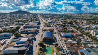 Vista aérea de Senador Canedo com avenida central, prédios, casas e área urbana ao fundo. Foto: Divulgação/Prefeitura de Senador Canedo-GO