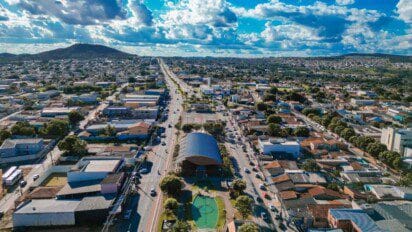 Vista aérea de Senador Canedo com avenida central, prédios, casas e área urbana ao fundo. Foto: Divulgação/Prefeitura de Senador Canedo-GO