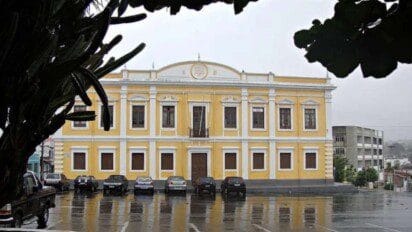A imagem mostra a Prefeitura de Senhor do Bonfim, BA, localizada em um prédio histórico de dois andares, pintado em amarelo e branco, com fachada simétrica e janelas alinhadas. Foto: Divulgação/Prefeitura de Senhor do Bonfim-BA