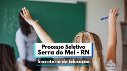 Imagem de uma sala de aula com uma professora ao fundo, em frente a um quadro verde, e duas alunas de costas com as mãos levantadas, demonstrando participação ativa. Em destaque, um banner com os dizeres "Processo Seletivo Serra do Mel - RN" e "Secretaria de Educação", indicando a abertura de seleção pública na área da educação no município de Serra do Mel, no estado do Rio Grande do Norte.