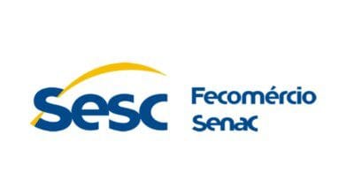 Processos Seletivos 3 Logotipo institucional do Sesc, Fecomércio e Senac, exibido em fundo branco. À esquerda, está a palavra “Sesc” em letras azuis com uma curva amarela que começa na parte inferior do “S” e passa sobre o restante das letras, formando um arco. À direita, aparecem os nomes “Fecomércio” e “Senac” também em azul, posicionados um abaixo do outro (Sesc PA)