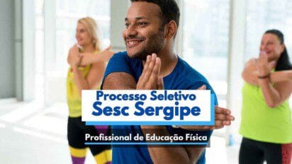 Homem sorridente participa de aula de alongamento em grupo com outras pessoas ao fundo, todos em ambiente iluminado e moderno. No centro da imagem, há uma faixa com os dizeres "Processo Seletivo Sesc Sergipe - Profissional de Educação Física", indicando a divulgação de uma seleção para esse cargo. A cena transmite bem-estar, atividade física e clima positivo em grupo.
