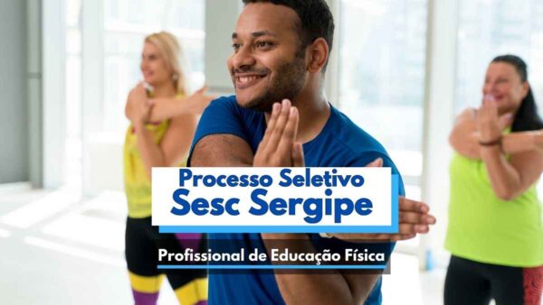 Homem sorridente participa de aula de alongamento em grupo com outras pessoas ao fundo, todos em ambiente iluminado e moderno. No centro da imagem, há uma faixa com os dizeres "Processo Seletivo Sesc Sergipe - Profissional de Educação Física", indicando a divulgação de uma seleção para esse cargo. A cena transmite bem-estar, atividade física e clima positivo em grupo.