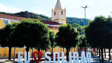 Solidão/PE abre processo seletivo com 75 vagas e salários de até R$ 4.318,18 2 Praça central de Solidão com letreiro “Eu amo Solidão”, árvores alinhadas, igreja ao fundo e morros verdes compondo a paisagem urbana do município. Foto: Divulgação/Google Maps (Marcos Estrela)