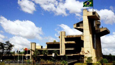 Prédio da Prefeitura de Sorocaba-SP em arquitetura moderna, com bandeira do Brasil hasteada no topo. Foto: Divulgação/Prefeitura de Sorocaba-SP (Zaqueu Proença)
