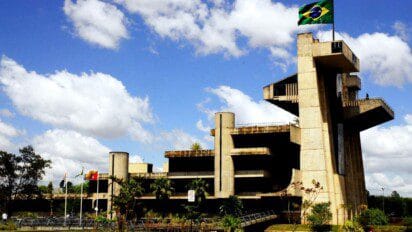 Prédio da Prefeitura de Sorocaba-SP em arquitetura moderna, com bandeira do Brasil hasteada no topo. Foto: Divulgação/Prefeitura de Sorocaba-SP (Zaqueu Proença)