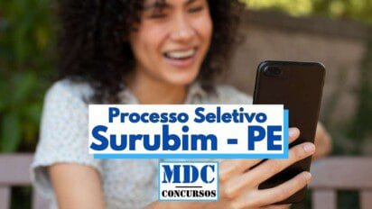 A imagem mostra uma mulher sorridente olhando para um celular, aparentemente feliz com alguma informação recebida. Ela está sentada em um ambiente ao ar livre, com vegetação ao fundo. Em destaque, sobre a imagem, há um banner com os dizeres “Processo Seletivo Surubim - PE” e a logomarca “MDC Concursos”, indicando a divulgação de um processo seletivo na cidade de Surubim, Pernambuco.