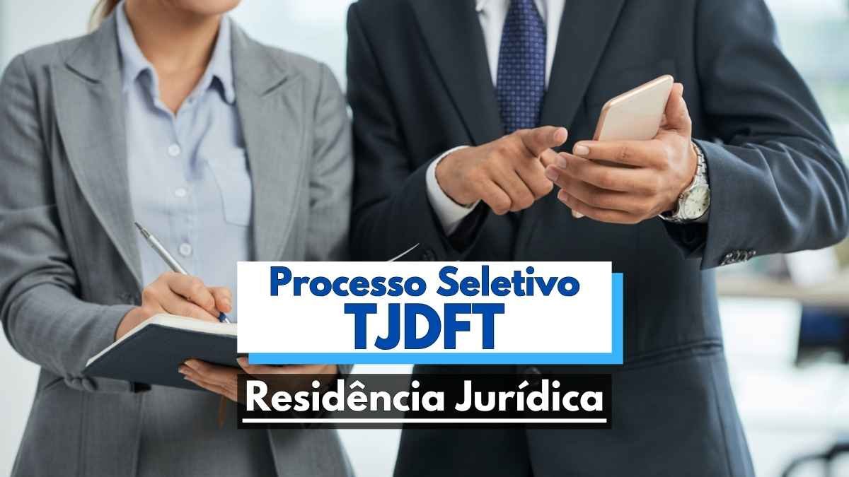 TJDFT abre 68 vagas em Programa de Residência Jurídica 1 Imagem ilustrativa de dois profissionais usando trajes formais; um segura um caderno com caneta e o outro um celular. Ambos parecem discutir informações relacionadas a trabalho. No centro da imagem, há um banner com os dizeres “Processo Seletivo TJDFT – Residência Jurídica”, indicando a divulgação de um processo seletivo do Tribunal de Justiça do Distrito Federal e dos Territórios.