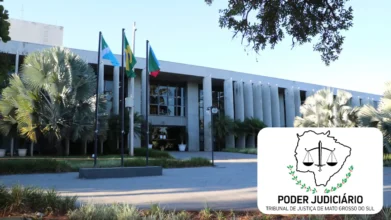 Fachada do Tribunal de Justiça de Mato Grosso do Sul com bandeiras hasteadas, área ajardinada e logomarca do Poder Judiciário do MS em destaque. Foto: Montagem MDC Concursos/Divulgação/TJMS