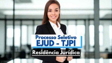 Mulher jovem de cabelos lisos castanhos, vestida com blazer preto e camisa branca, sorri em ambiente corporativo com janelas amplas ao fundo. Sobre a imagem, há o texto “Processo Seletivo EJUD - TJPI” em azul e “Residência Jurídica” em branco sobre faixa preta, destacando o programa do Tribunal de Justiça do Piauí voltado para bacharéis em Direito.