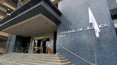 TJRS abre processo seletivo com 1.042 vagas e salários de até R$ 9,2 mil 3 Fachada do prédio do Tribunal de Justiça do Rio Grande do Sul com escadaria de acesso, entrada principal e placa com o nome da instituição. Foto: Divulgação/SINTRAJUFE