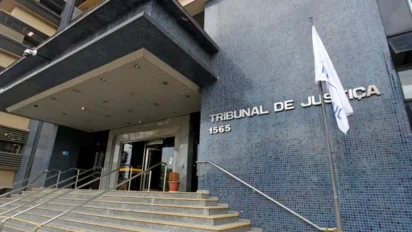 Fachada do prédio do Tribunal de Justiça do Rio Grande do Sul com escadaria de acesso, entrada principal e placa com o nome da instituição. Foto: Divulgação/SINTRAJUFE