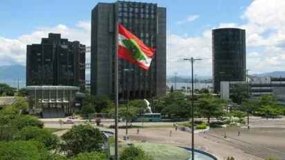 Prédio do Tribunal de Justiça de Santa Catarina com bandeira do estado em destaque na frente. Foto: Divulgação/TJSC