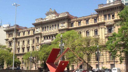 Fachada do prédio histórico do Tribunal de Justiça de São Paulo com esculturas, árvores e escultura vermelha em praça ao centro. Foto: Catherine Gaspar/Wikipédia