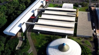 Vista aérea do complexo arquitetônico do Tribunal Regional Eleitoral da Bahia com prédios modernos, passarelas e áreas verdes ao redor. Foto: Divulgação/TRE-BA