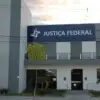 Fachada da Justiça Federal subseção judiciária de Eunápolis na Bahia com bandeiras hasteadas e entrada principal. Foto: Divulgação/TRF1