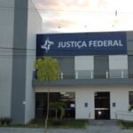 Fachada da Justiça Federal subseção judiciária de Eunápolis na Bahia com bandeiras hasteadas e entrada principal. Foto: Divulgação/TRF1