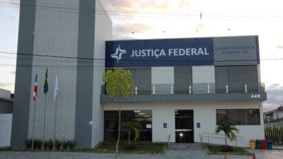 Fachada da Justiça Federal subseção judiciária de Eunápolis na Bahia com bandeiras hasteadas e entrada principal. Foto: Divulgação/TRF1