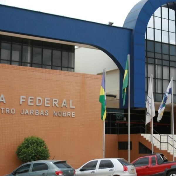 Fachada da Justiça Federal em Rondônia com o nome Fórum Ministro Jarbas Nobre e bandeiras hasteadas na entrada. Foto: Divulgação/TRF1