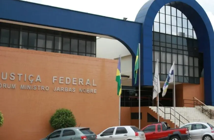 Fachada da Justiça Federal em Rondônia com o nome Fórum Ministro Jarbas Nobre e bandeiras hasteadas na entrada. Foto: Divulgação/TRF1