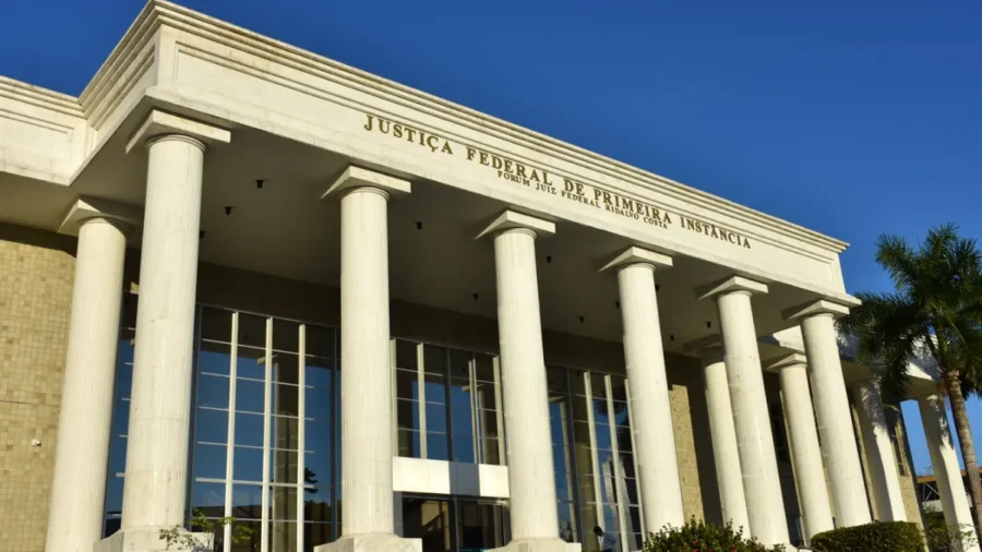 Fachada de prédio da Justiça Federal com colunas altas de estilo clássico sob céu azul. Foto: Divulgação/TRF5
