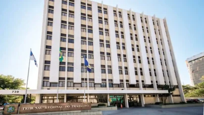 Fachada do prédio do Tribunal Regional do Trabalho da 6ª Região em Pernambuco com bandeiras hasteadas na entrada. Foto: Divulgação/TRT6