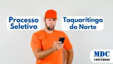Processos Seletivos 2 Homem de camiseta e boné laranja olha surpreso para o celular. Ao seu redor, textos indicam "Processo Seletivo" e "Taquaritinga do Norte". No canto inferior direito, o logo "MDC Concursos" aparece em azul - Taquaritinga do Norte - PE abre 111 vagas em Processo Seletivo