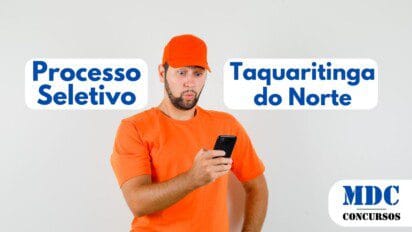 Homem de camiseta e boné laranja olha surpreso para o celular. Ao seu redor, textos indicam "Processo Seletivo" e "Taquaritinga do Norte". No canto inferior direito, o logo "MDC Concursos" aparece em azul - Taquaritinga do Norte - PE abre 111 vagas em Processo Seletivo