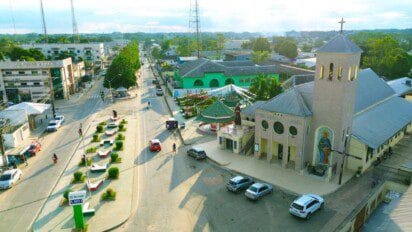 Vista aérea de Tarauacá-AC mostrando a Paróquia São José, ruas centrais, prédios, veículos e área urbana com árvores ao fundo. Foto: Divulgação/Agência de Notícias do Acre