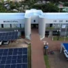 Prédio do Paço Municipal de Três Barras do Paraná com placas solares e veículos estacionados em frente. Foto: Divulgação/Prefeitura de Três Barras do Paraná-PR