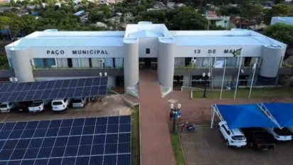 Prédio do Paço Municipal de Três Barras do Paraná com placas solares e veículos estacionados em frente. Foto: Divulgação/Prefeitura de Três Barras do Paraná-PR