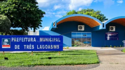 Fachada da Prefeitura Municipal de Três Lagoas/MS com placa institucional, prédio azul ao fundo e área externa arborizada. Foto: Divulgação/Prefeitura de Três Lagoas-MS